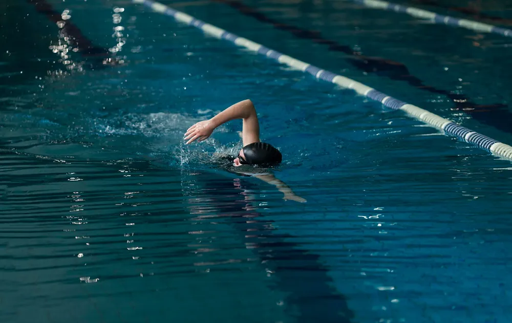 Altas temperaturas impulsionam prática da natação e elevam em 76% a manutenção de piscinas no País